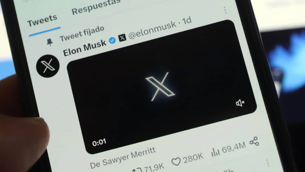 Elon Musk cambia el logo de Twitter y desata polémica con X Videos