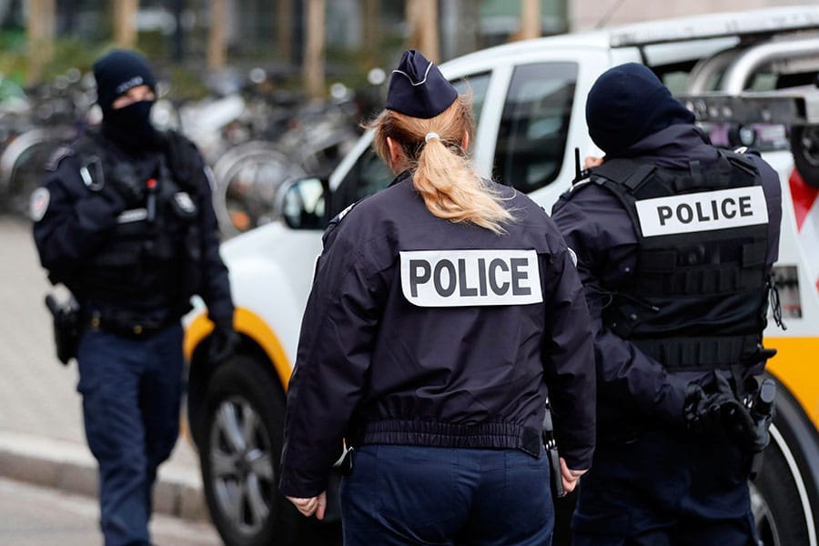 Impactante: Policía mata a hombre armado con katana en Francia