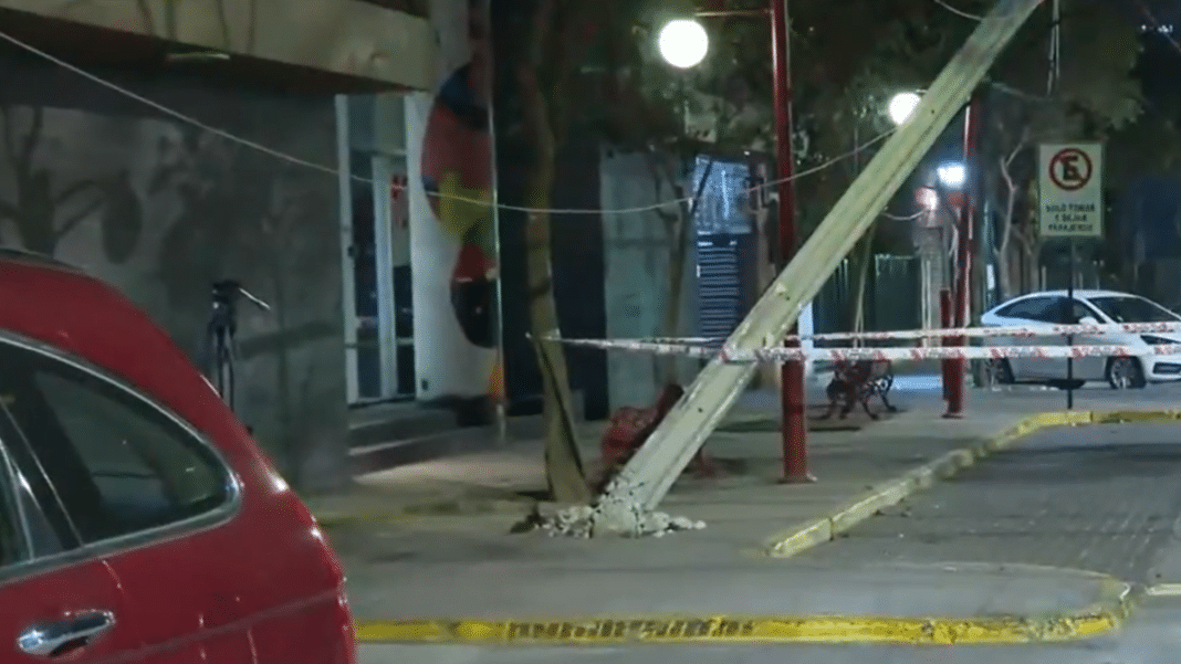 Impactante choque en Ñuñoa: un poste fracturado y peligro de caída