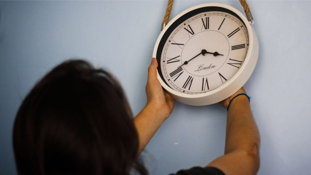 ¡Atención! Cambio de hora en Chile: ¿Cuándo y por qué se adelanta el reloj?