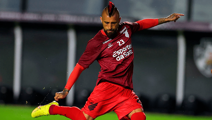 ¡Increíble! DT del Paranaense defiende a Vidal y desata polémica