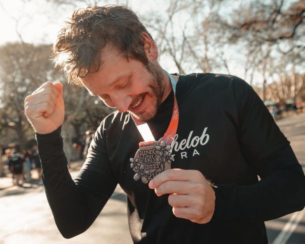 Benjamín Vicuña celebra su gran logro en la Maratón de Buenos Aires
