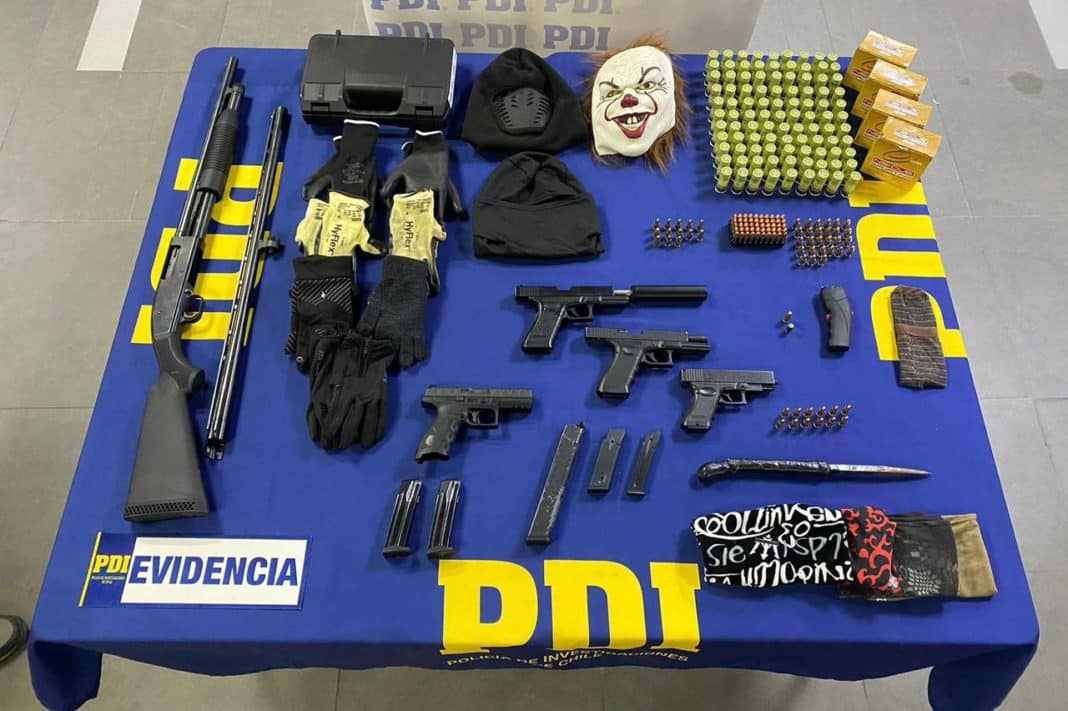 Impactante: Adolescente de 15 años es detenido con armas de fuego y municiones en su dormitorio