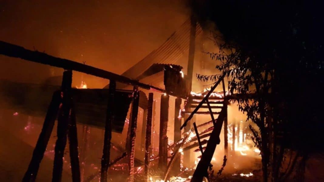 Impactante: Capilla católica reducida a cenizas en brutal ataque incendiario