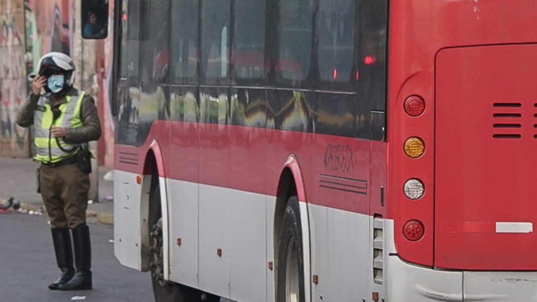 Impactante: Funcionario de seguridad apuñalado en asalto a bus RED en Santiago