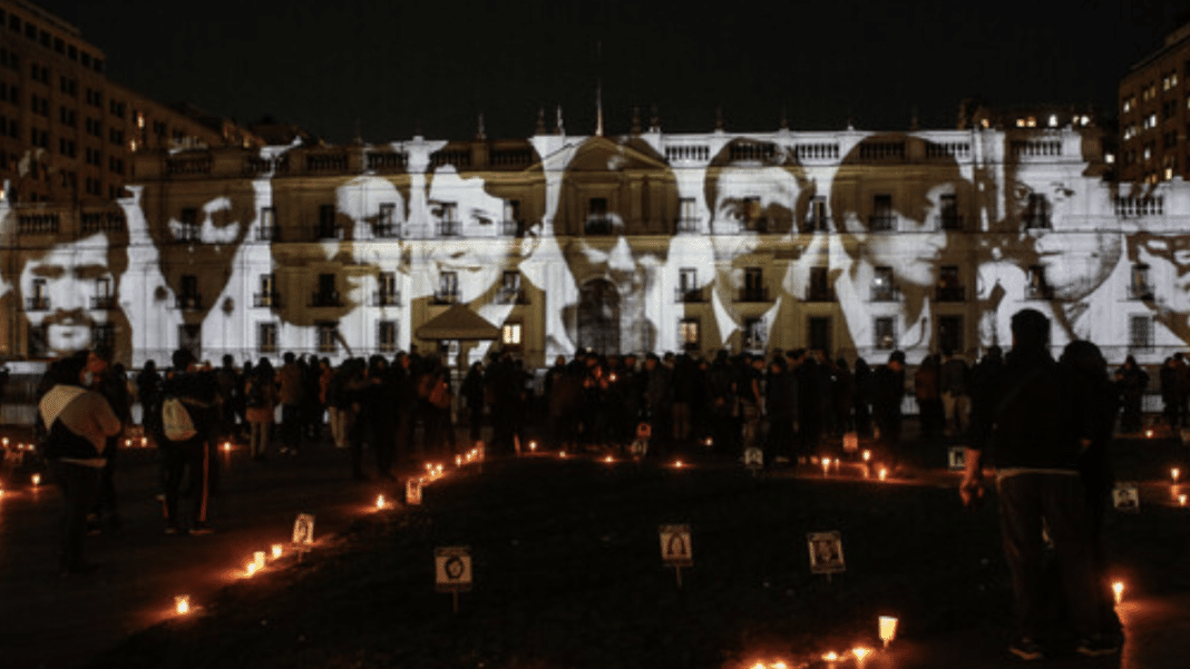 Impactante homenaje en La Moneda a los detenidos desaparecidos