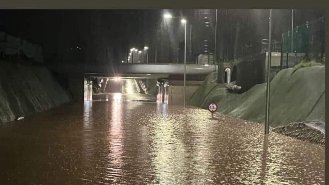 Impactante video: Auto queda atrapado y completamente inundado en paso bajo nivel de Buin