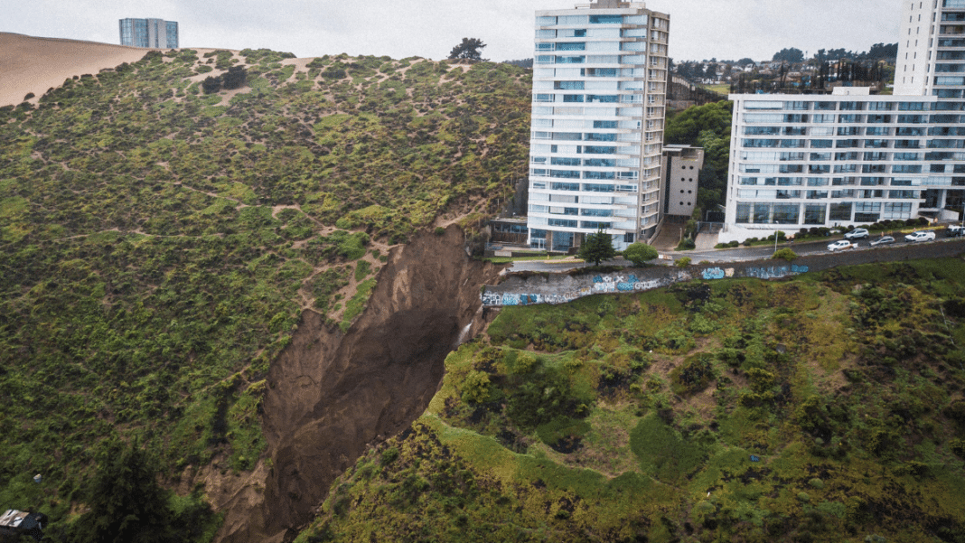Impactantes imágenes del enorme socavón en Reñaca que pone en peligro a un edificio residencial