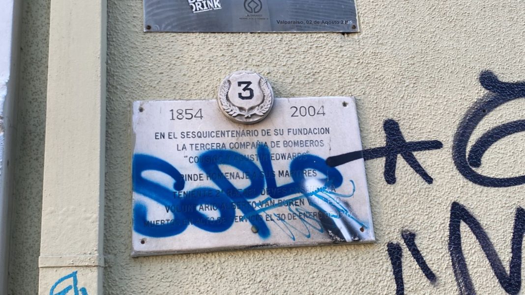 Indignación por vandalización de placa de mártires de los Bomberos de Valparaíso