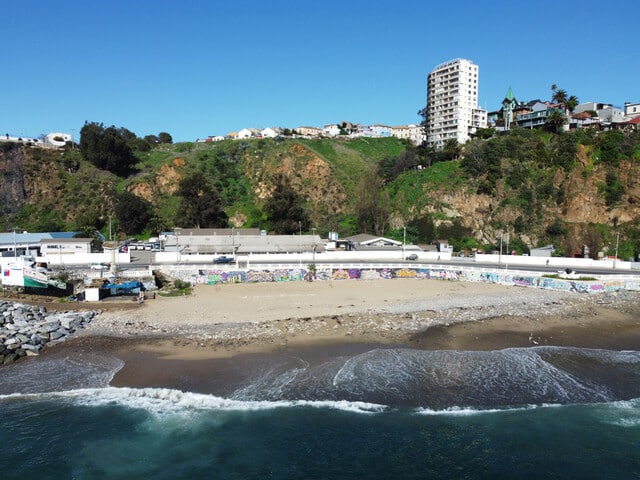 ¡Alerta! Prohíben el baño en playa de Valparaíso por peligrosa contaminación