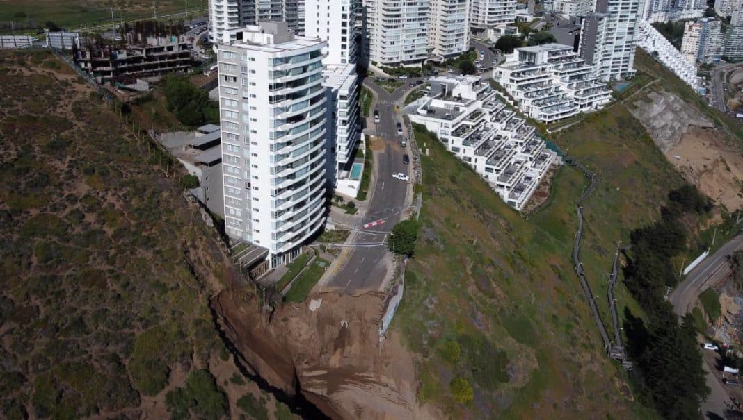 ¡Alerta en Concón! Socavón amenaza edificio y prohíben ingreso