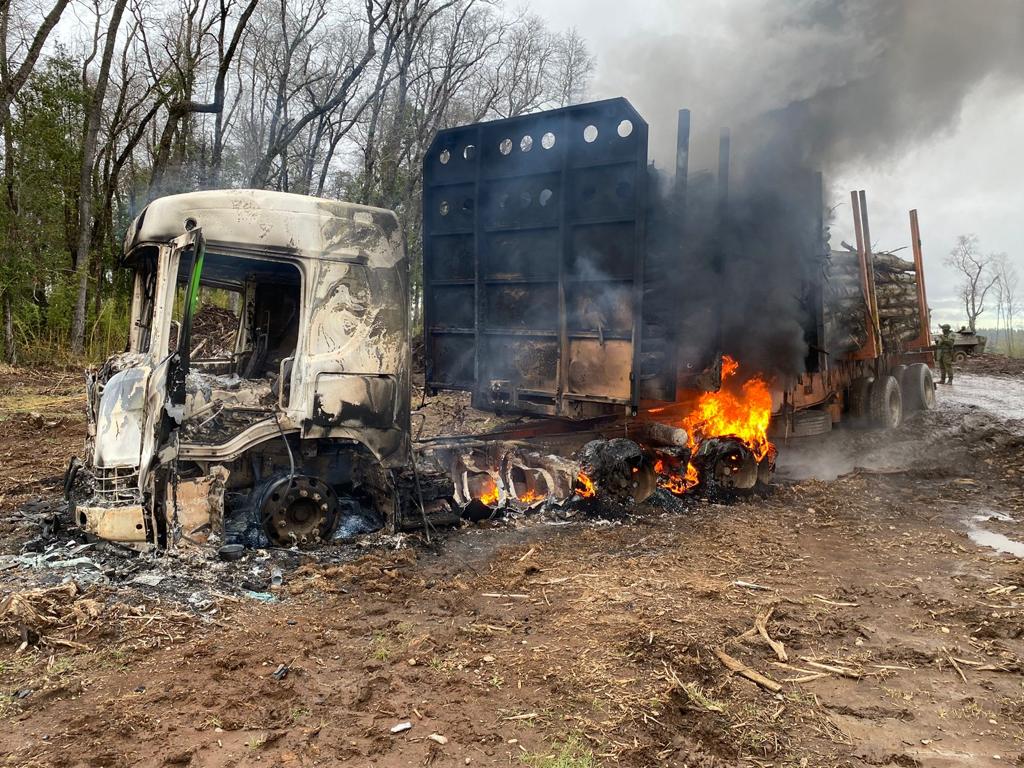 ¡Ataque incendiario en La Araucanía! Cuatro camiones forestales son consumidos por las llamas en Collipulli
