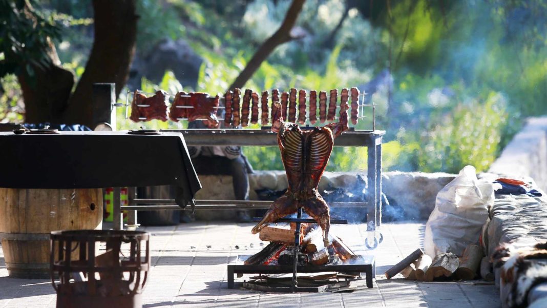 ¡Descubre la receta chilena que sorprende al mundo! El cordero al palo entre las mejores preparaciones