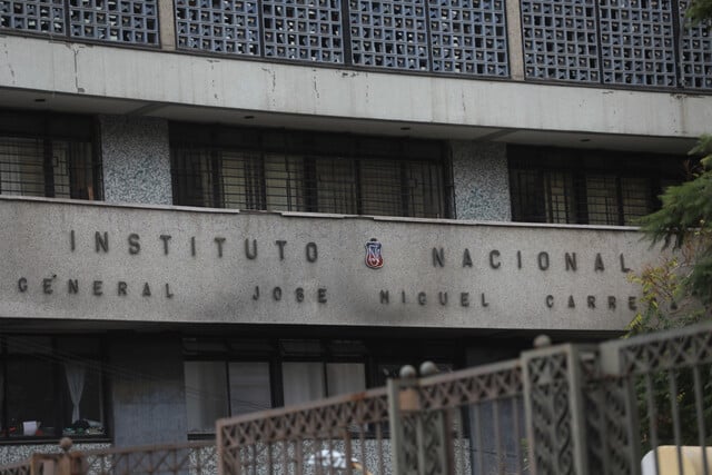 ¡Escalofriante ataque en el Instituto Nacional! Encapuchados causan destrozos y ponen en peligro a la comunidad educativa