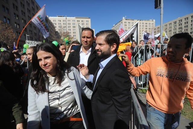 ¡Escándalo en La Pintana! Funcionario lidera manifestación con la presencia del Presidente Boric