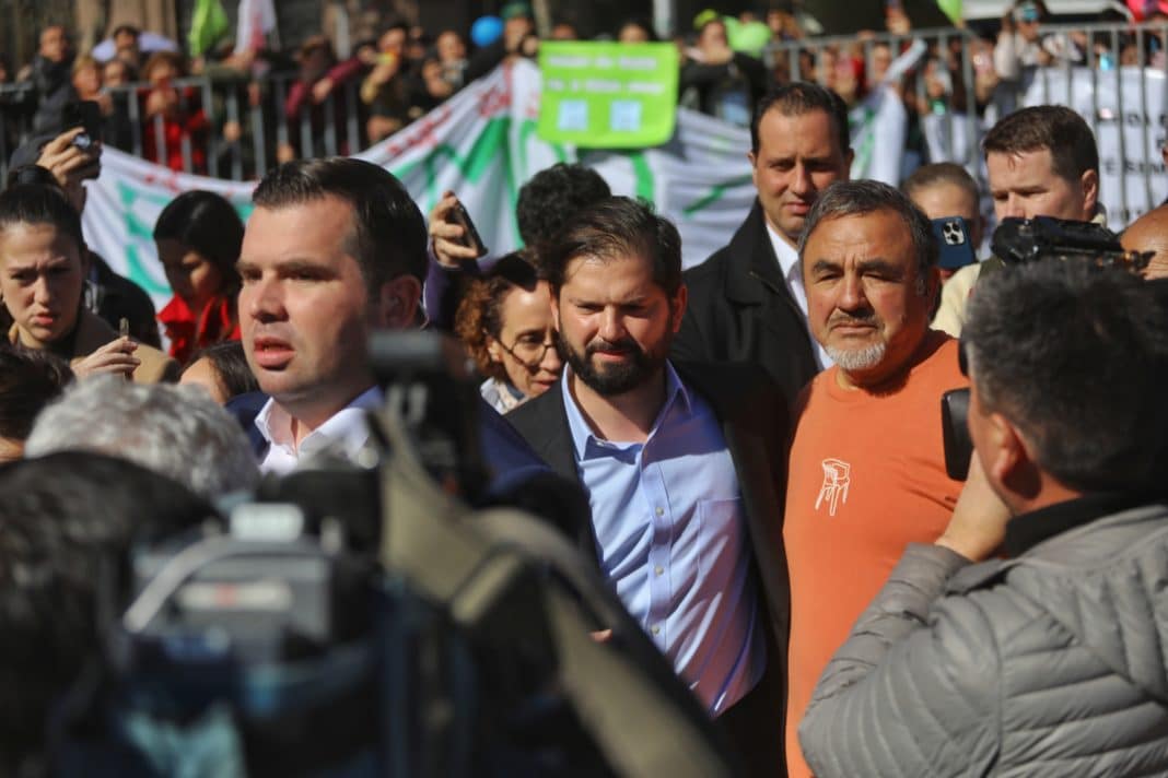 ¡Escándalo en La Pintana! Funcionario municipal participa en manifestación en horario laboral