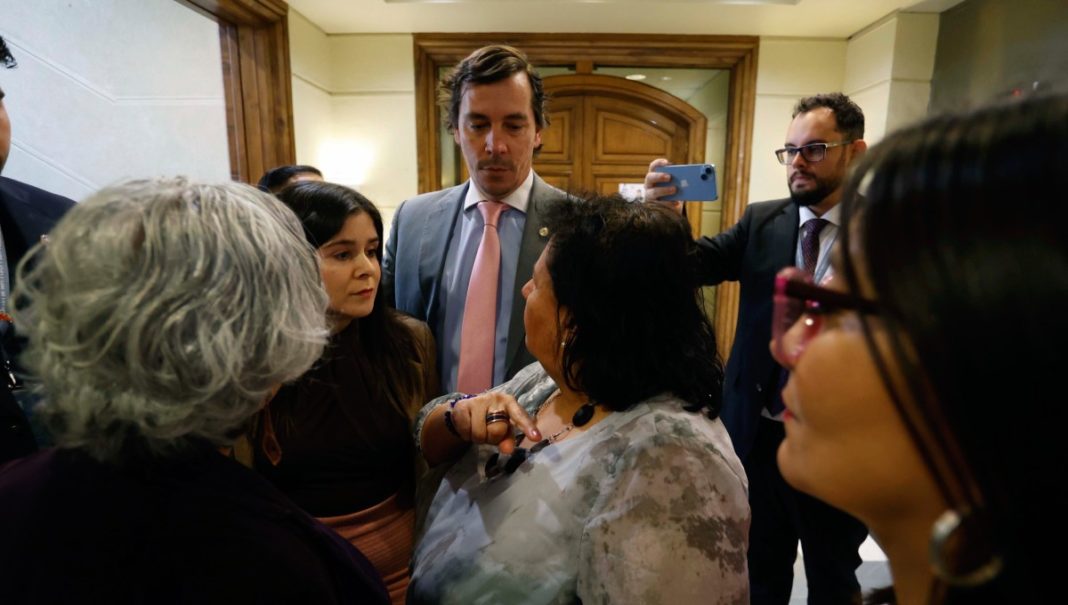 ¡Escándalo en el Congreso! Diputadas comunistas y republicanas se enfrentan en una acalorada discusión