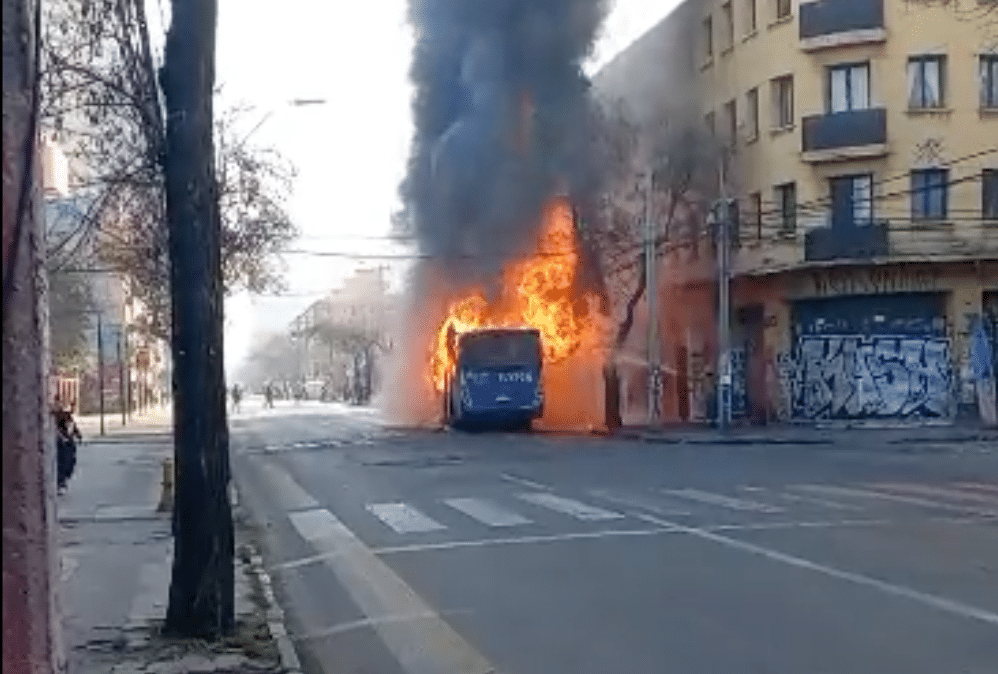 ¡Impactante! Encapuchados incendian bus del transporte público frente al Liceo Barros Borgoño