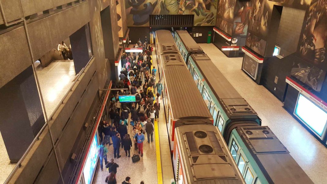 ¡Impactante! Guardia del Metro de Santiago es brutalmente golpeado por comerciantes ilegales