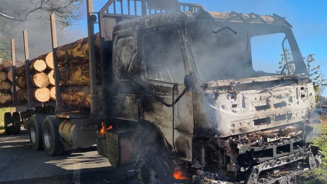 ¡Impactante ataque incendiario en Collipulli! Cuatro camiones madereros reducidos a cenizas
