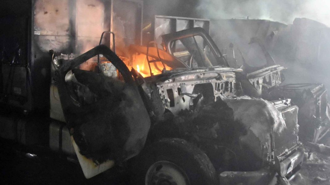 ¡Impactante ataque incendiario en la Región de Los Ríos deja un herido y 20 máquinas quemadas!