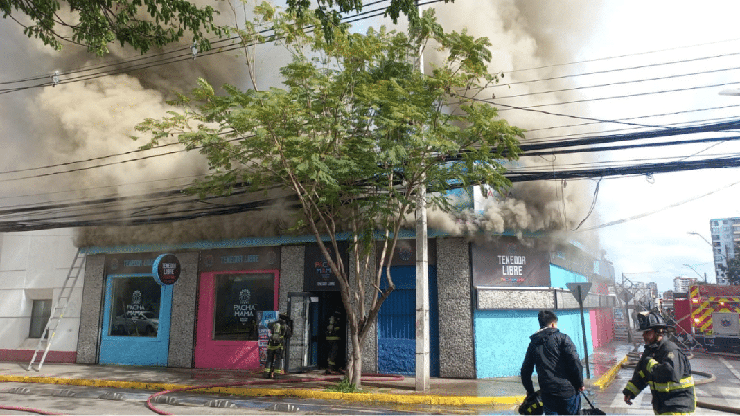 ¡Impactante incendio consume famoso restaurante de Ñuñoa!