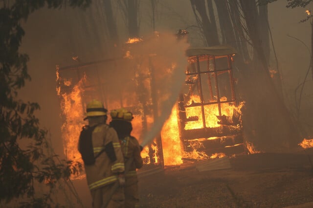¡Impactante incendio en Valparaíso! Siete casas consumidas y 40 personas evacuadas