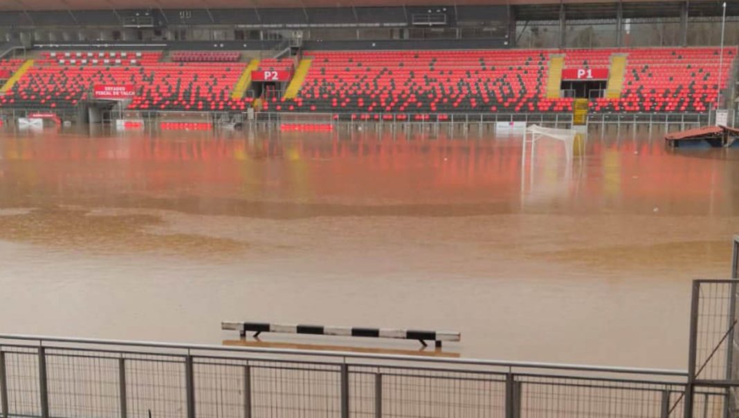 ¡Impactantes imágenes! Estadio Fiscal de Talca se inunda tras desborde del río Claro