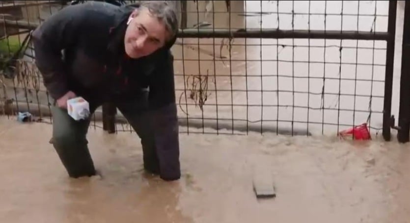 ¡Increíble! José Luis Repenning sufre un chascarro en vivo durante despacho de las inundaciones