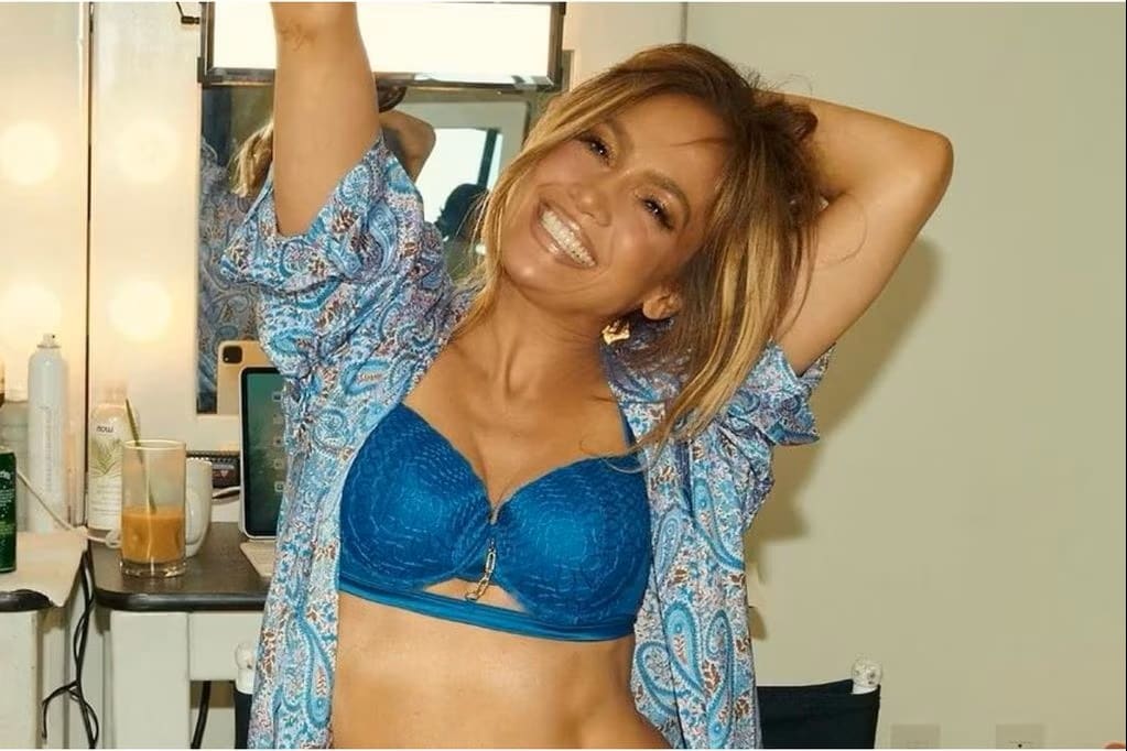 ¡Jennifer López sorprende a todos con sensuales fotos en lencería!