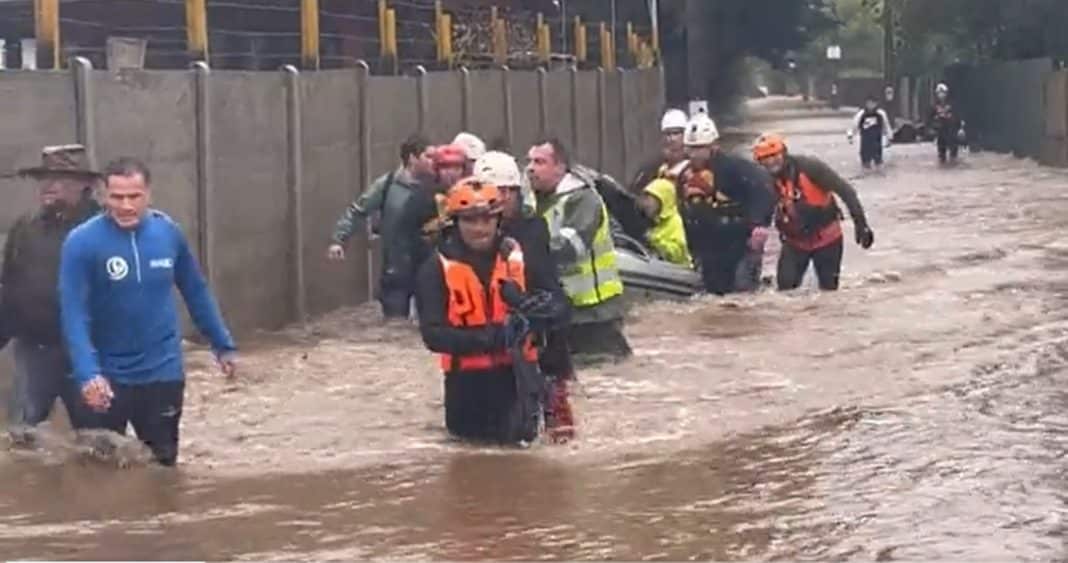 ¡Rescate heroico en Curicó! Carabineros salvan a familias atrapadas por inundaciones