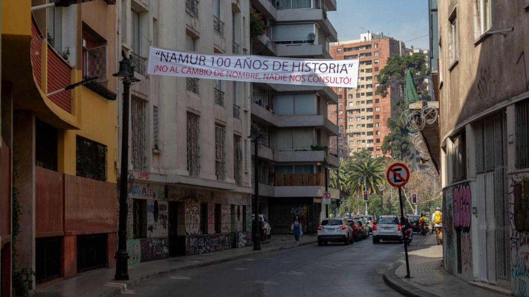 ¡Vecinos indignados! Protestan por cambio de nombre de calle en Santiago