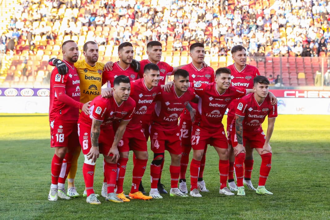 El plantel de Ñublense respalda a Lorenzo Reyes y desmiente las críticas