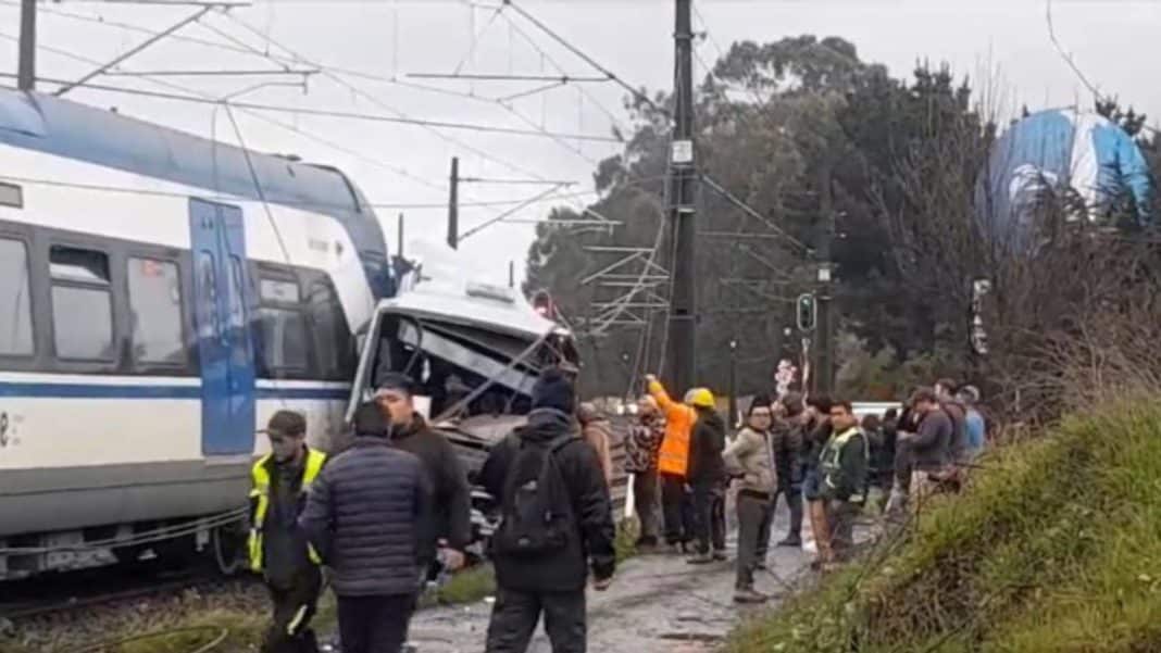 Impactante choque entre Biotrén y bus deja cinco muertos y una decena de heridos