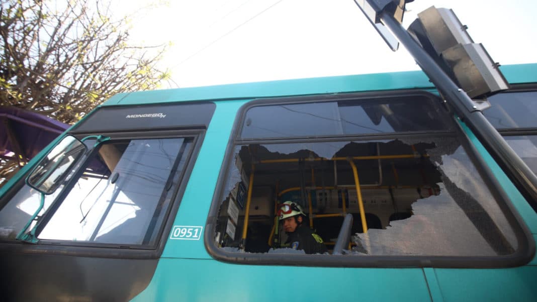 Impactante choque entre dos buses en Las Condes: ¡El resultado es impactante!