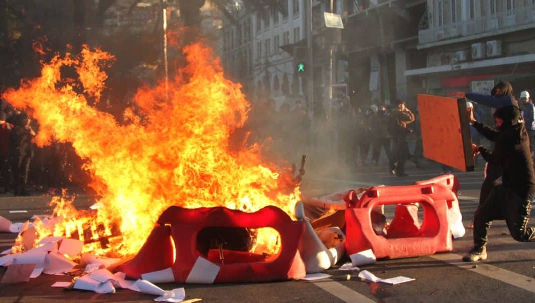 Impactantes ataques a la prensa en Villa Francia durante las protestas por los 50 años del Golpe