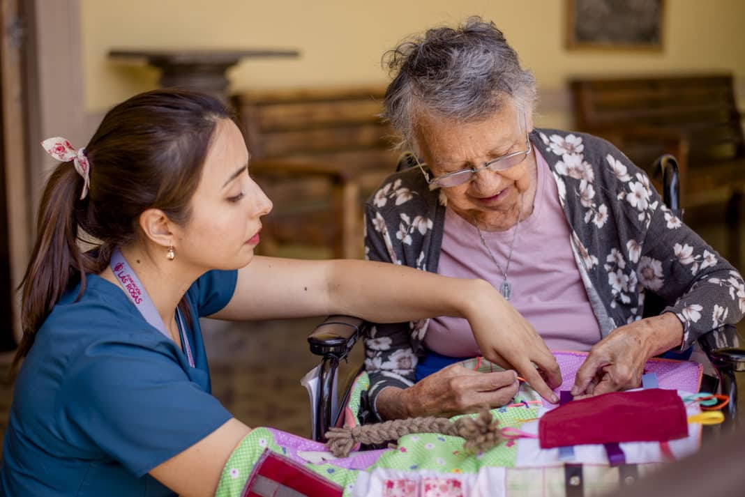 Increíble descubrimiento en el Día Mundial del Alzheimer: Programa revolucionario reduce en un 63% los trastornos conductuales