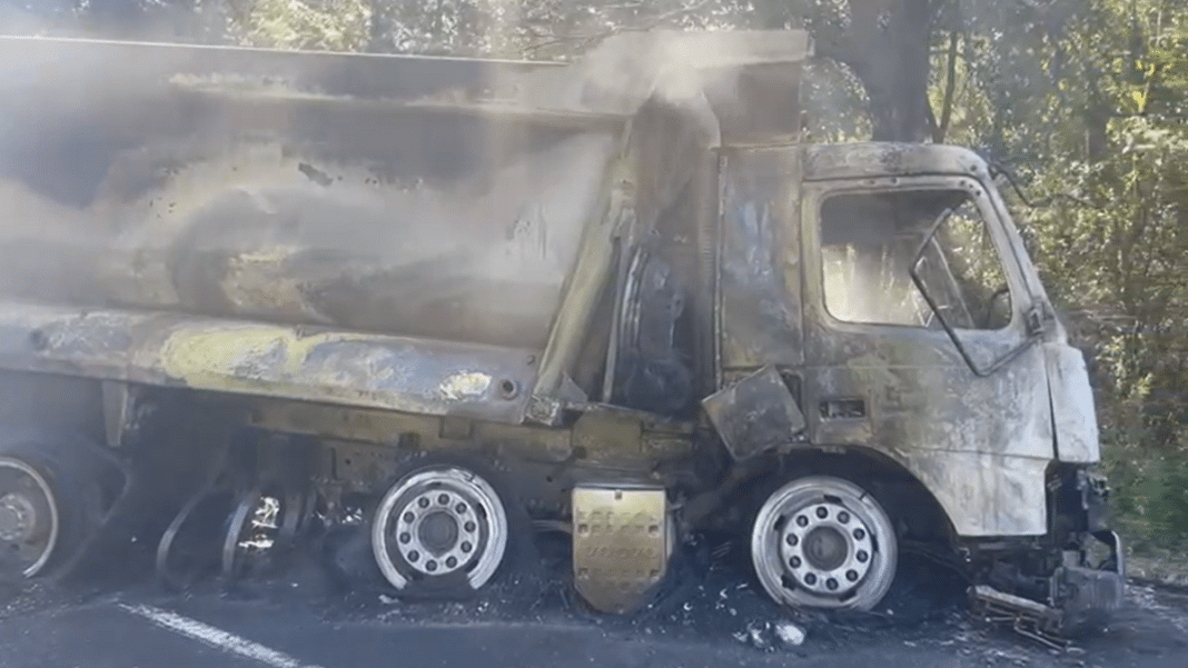 ¡Ataque incendiario en Collipulli! Encapuchados armados queman dos camiones y una camioneta municipal