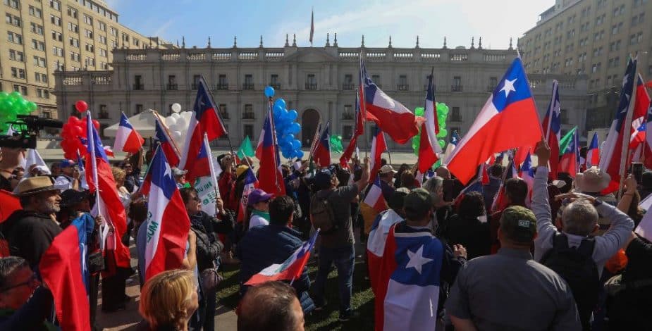 ¡Despliegue policial en La Moneda! Carabineros se preparan para enfrentamiento entre adherentes del Presidente y el «Team Patriota»