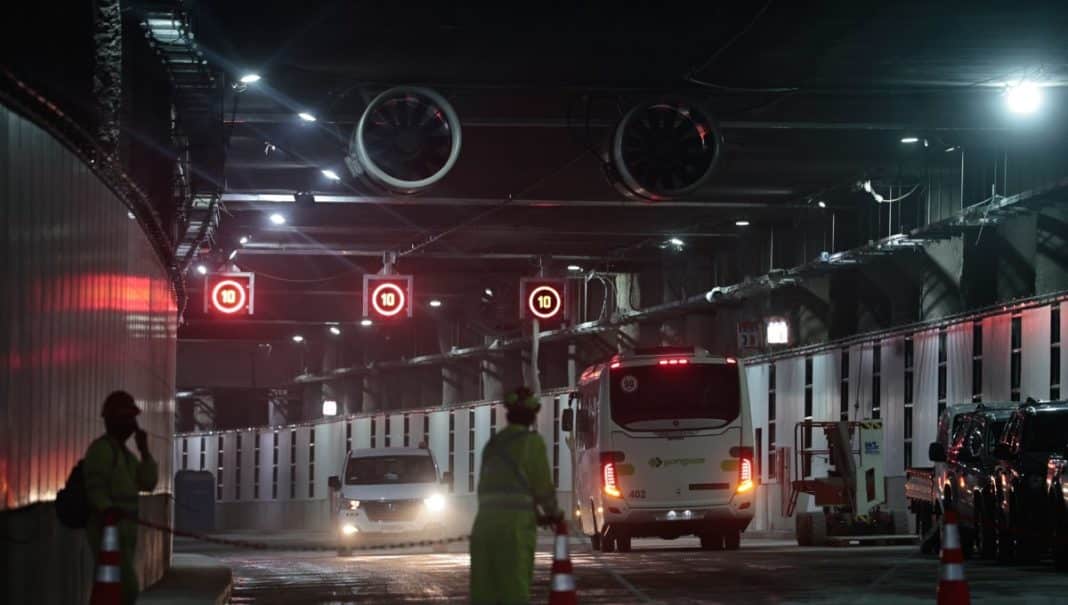 ¡Escándalo en Huechuraba! Filtraciones masivas en Autopista Vespucio Oriente ponen en peligro a conductores