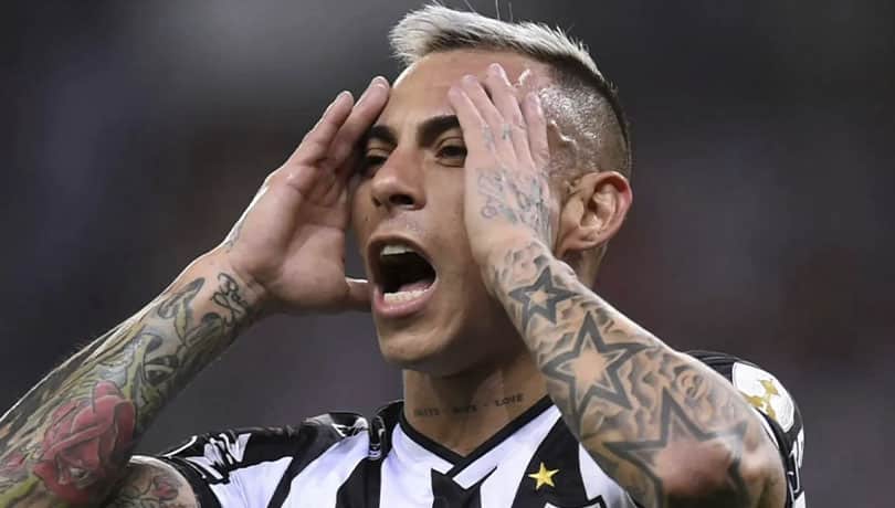 ¡Escándalo en el Atlético Mineiro! Barra brava exige la rescisión de contrato de Eduardo Vargas en un club nocturno