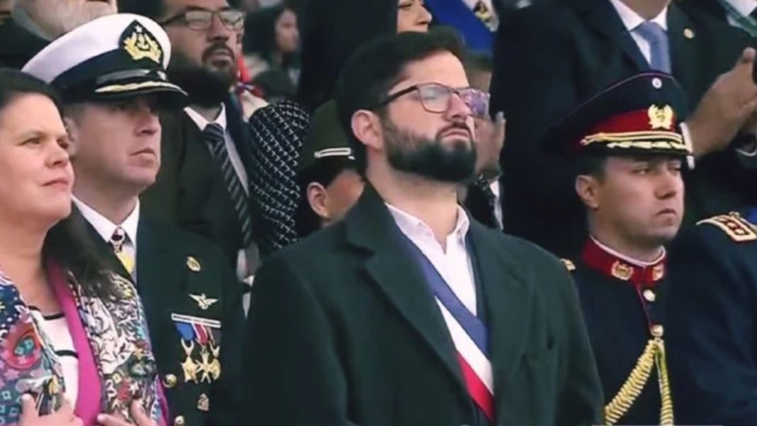 ¡Escándalo en la Parada Militar! Gabriel Boric rompe el protocolo con su abrigo sobre la banda presidencial