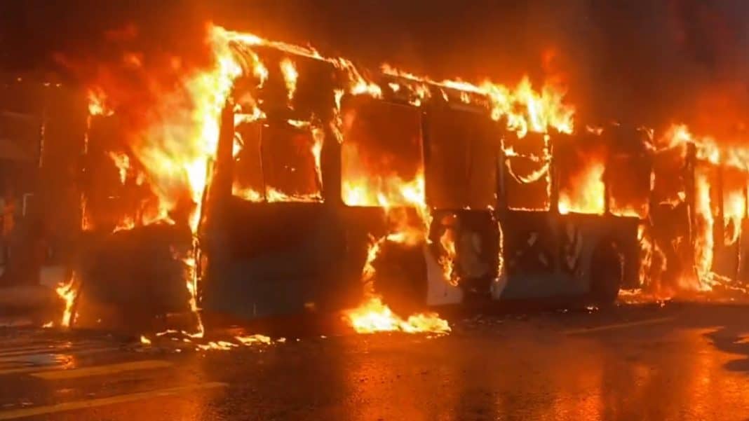 ¡Impactante! Overoles blancos incendian dos buses en cercanías del Liceo de Aplicación
