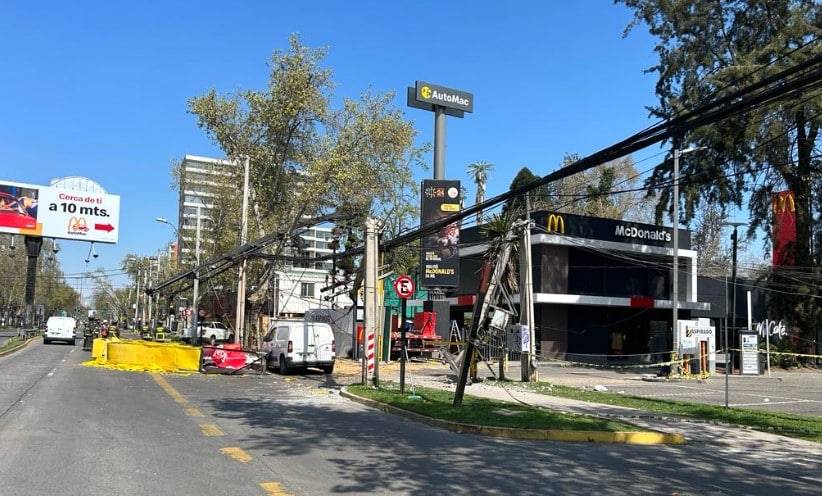 ¡Impactante accidente en Ñuñoa! Señalética de McDonald's cae y causa estragos