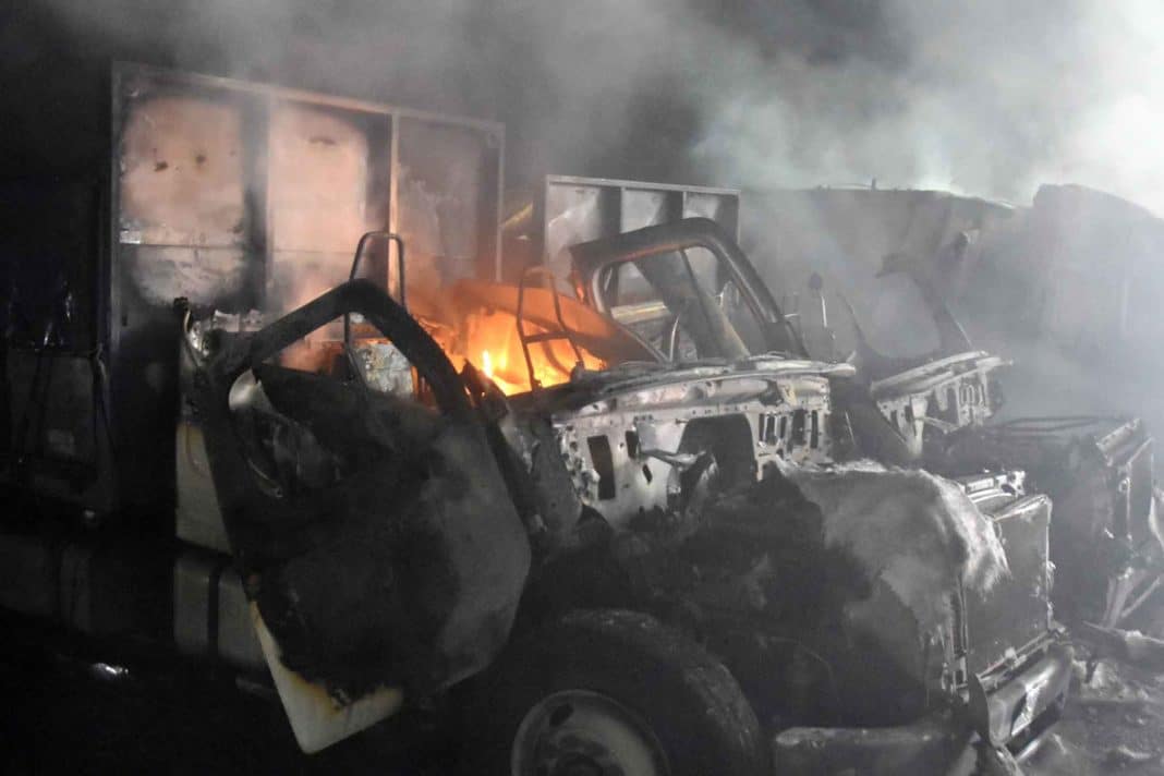 ¡Impactante ataque incendiario en Ercilla! Galpón y cuatro camiones quedan calcinados
