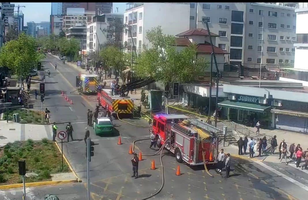 ¡Impactante incendio consume local comercial en Providencia!