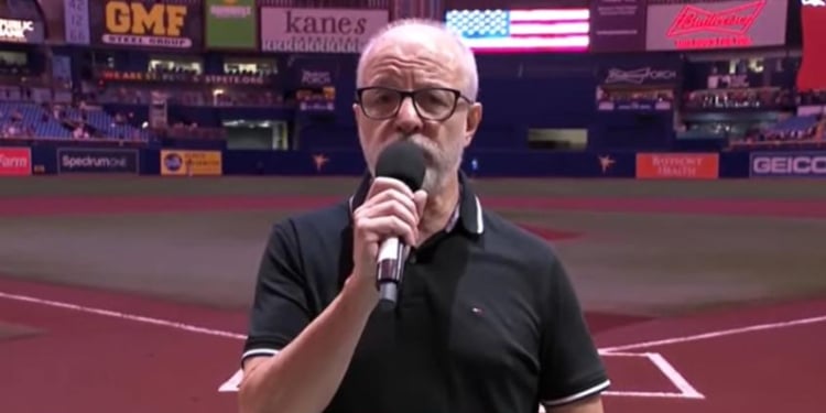 ¡Increíble! Alberto Plaza emociona al cantar el himno de Estados Unidos en un partido de béisbol