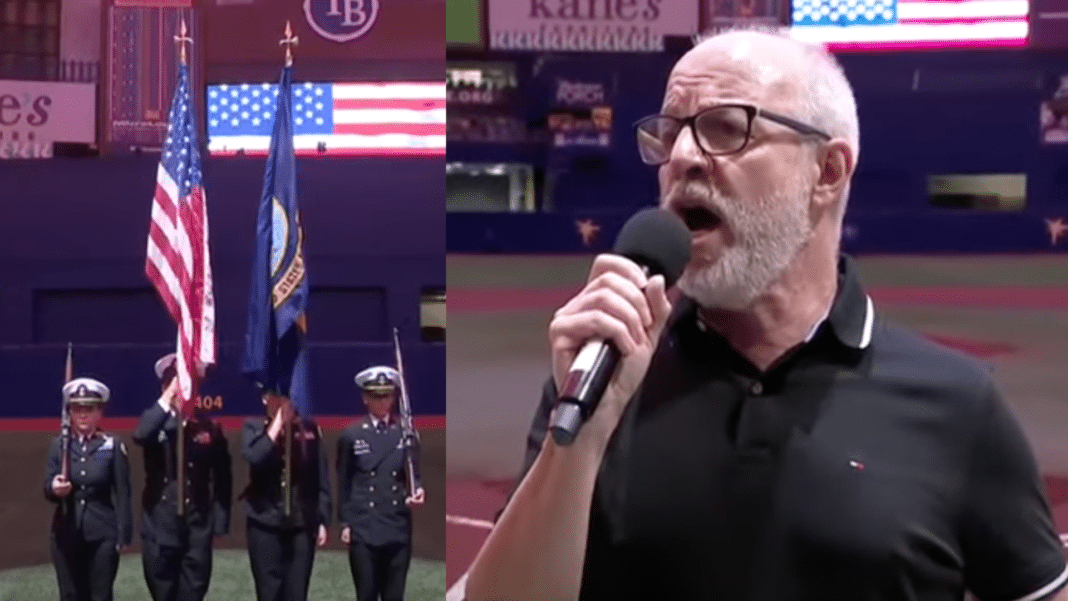 ¡Increíble! Alberto Plaza sorprende al cantar el himno de Estados Unidos en un partido de béisbol