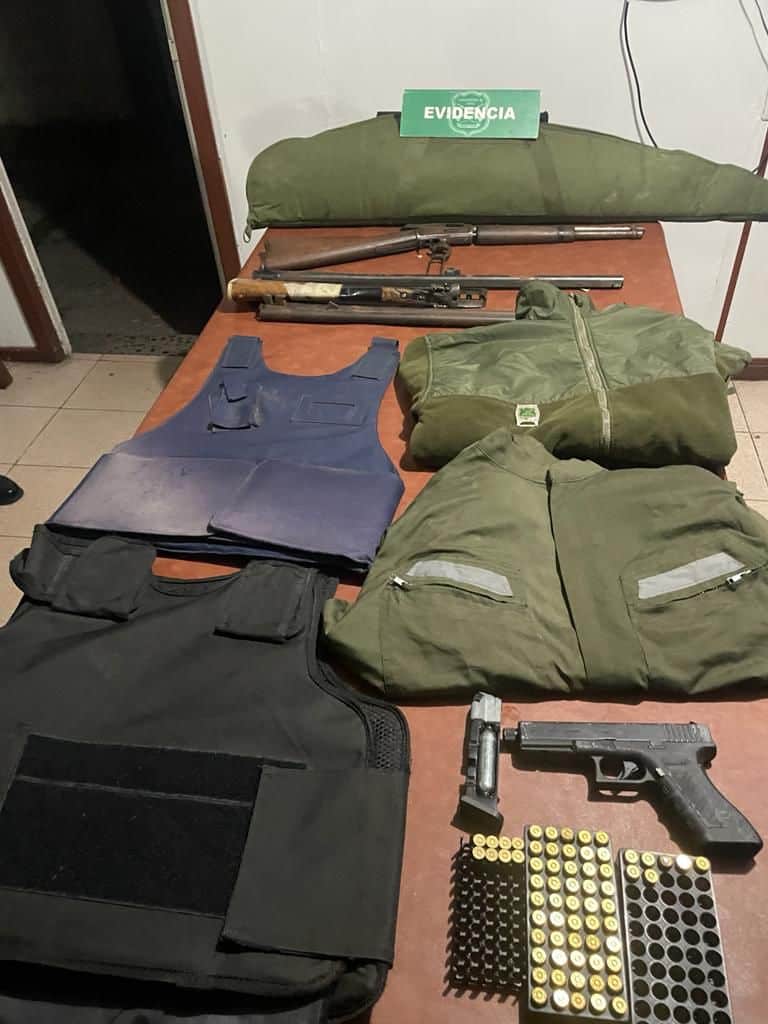 ¡Increíble! Carabineros detiene a sujeto con un arsenal ilegal y un polar con el logo de Carabineros