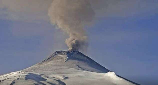 ¡Increíble! Fumarola negra sale desde el cráter del volcán Villarrica